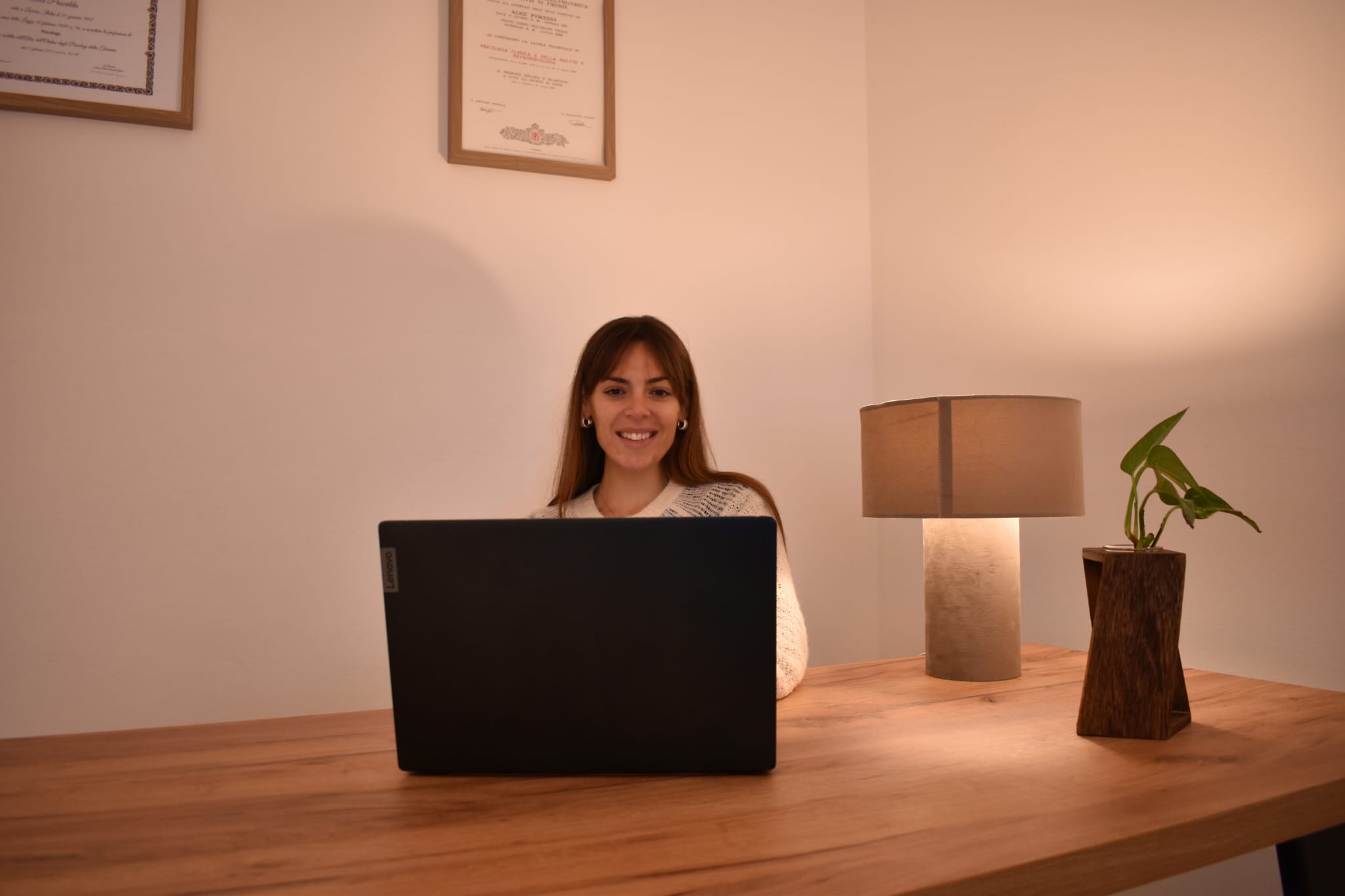 Alice Pusceddu, psicologa a Livorno, sorridente nel proprio studio