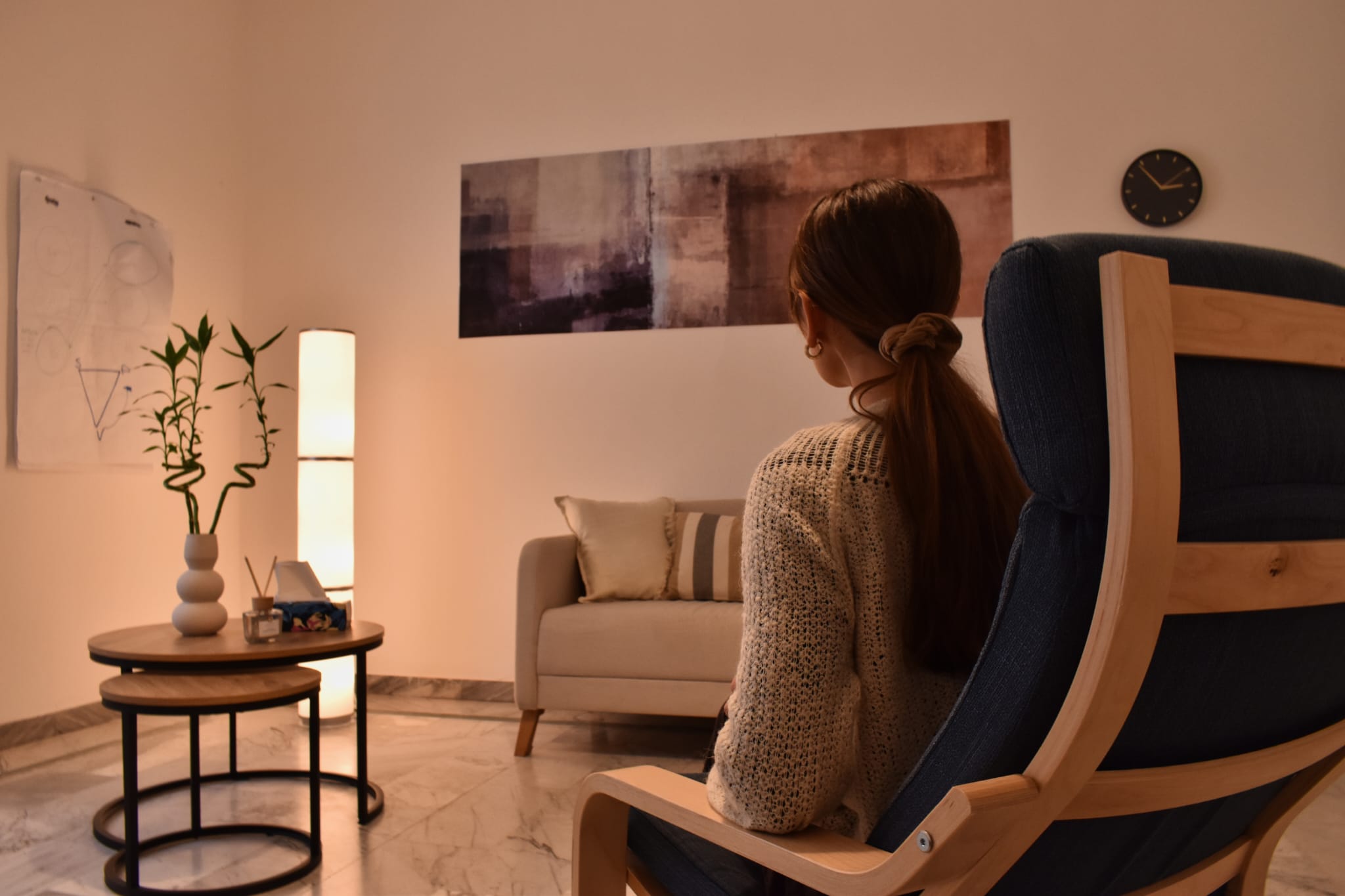 Alice Pusceddu nel suo studio di Livorno, ambiente accogliente