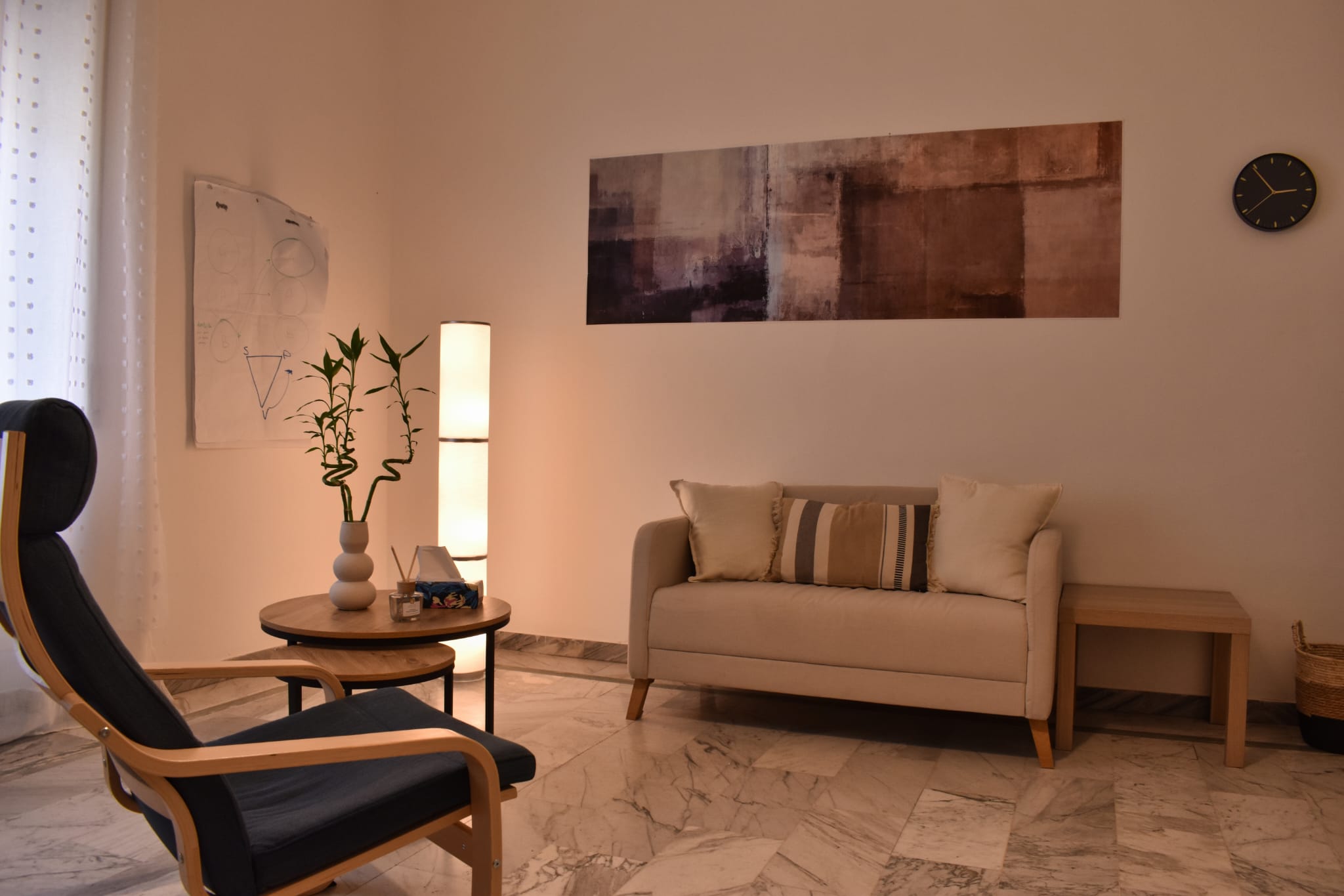 Studio di psicologia a Livorno, ambiente accogliente con poltrona, divano e illuminazione calda