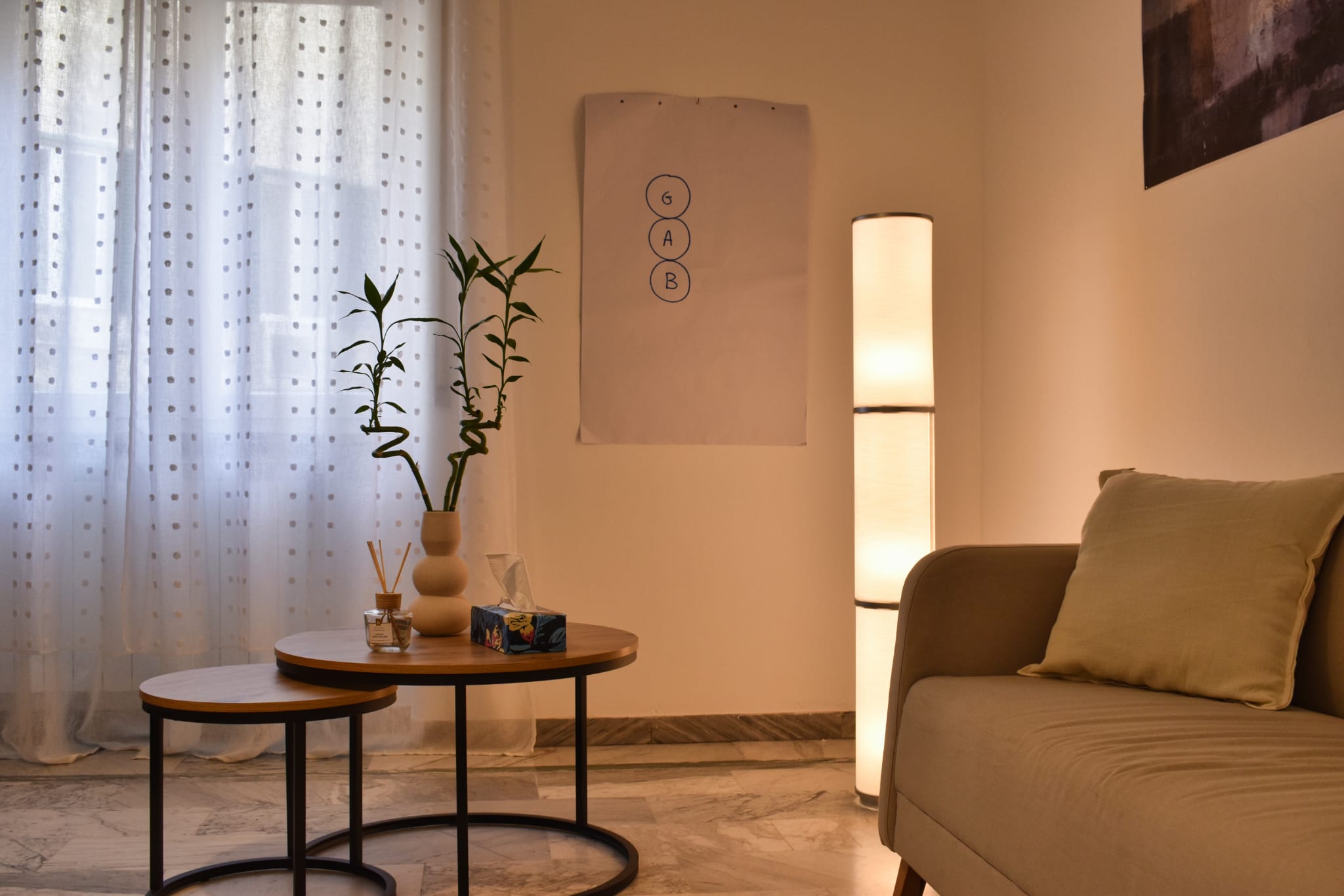 Dettaglio dello studio di Alice Pusceddu, pianta verde e illuminazione rilassante